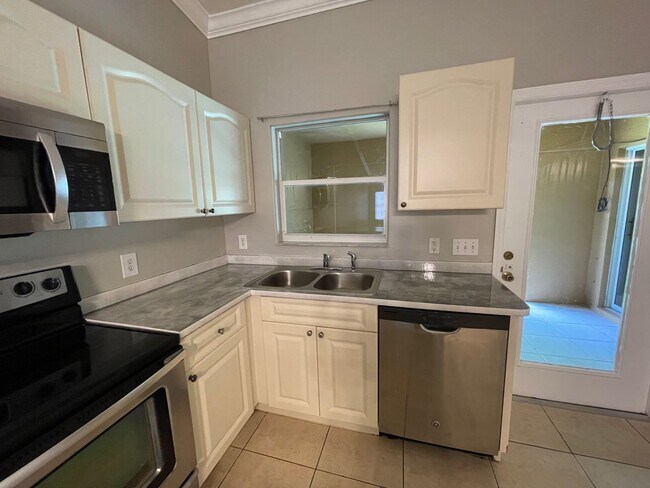 Building Photo - CUTE 2 Bedroom 2 Bath duplex