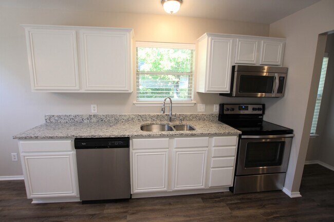 Building Photo - Coming Soon! Updated 3 Bedroom, 2 Bathroom home in Whitehouse ISD!