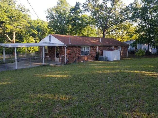 Building Photo - Awesomely Located 3 bedroom 2 bath Available!