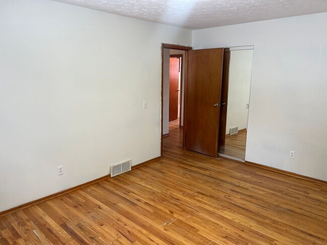 Building Photo - Updated 3-Bed Ranch in Plain Local Schools! Fenced Yard & Jetted Tub