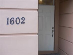 Building Photo - 1033 NE 17th Way