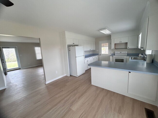 Building Photo - Peaceful Country Living