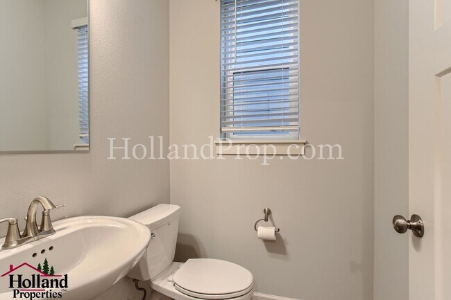 Building Photo - Gorgeous 4 Beds 2.5 Baths Single Family in...