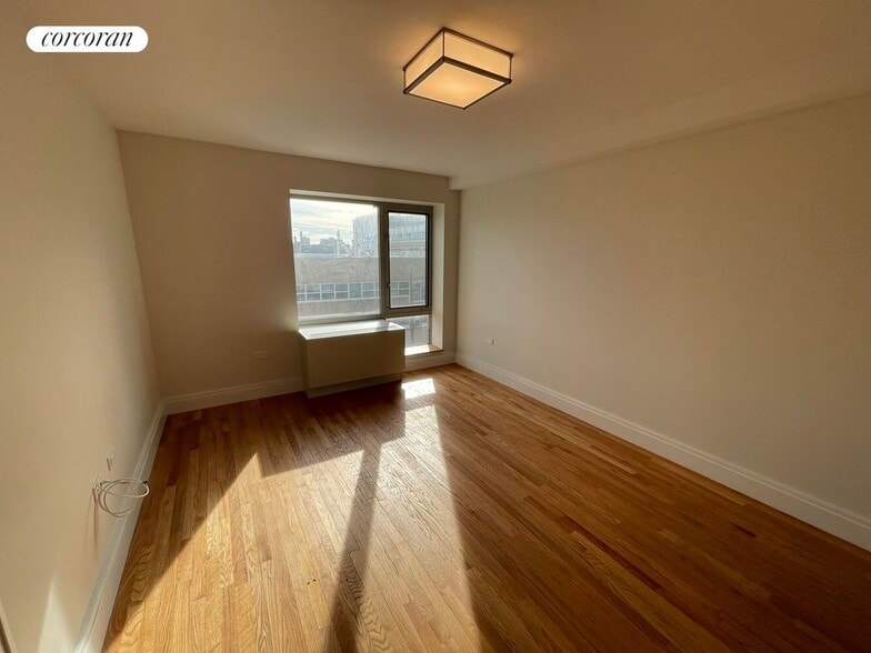 Building Photo - 885 Grand St