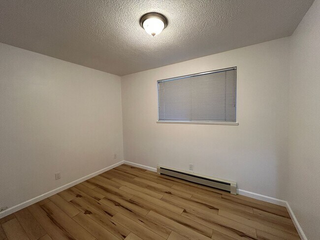 Building Photo - MOVE IN SPECIAL! Recently Remodel 2 Bedroo...