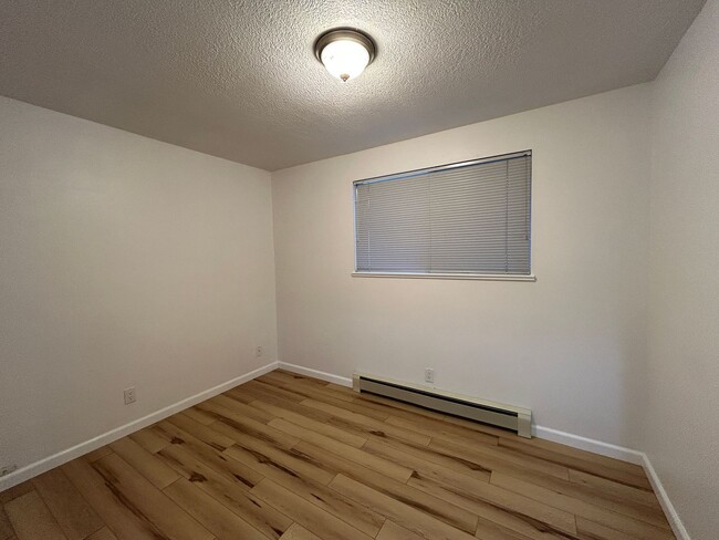 Building Photo - Recently Remodel 2 Bedroom / 1 Bathroom Du...