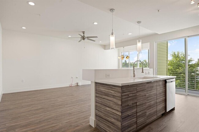 Building Photo - 604 N Bluff Dr