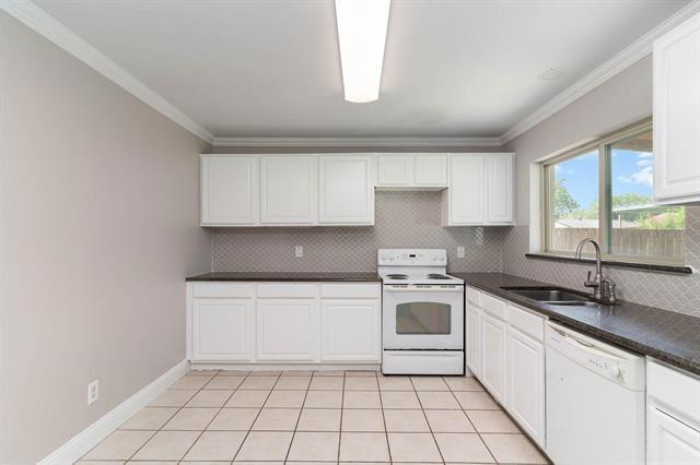 Building Photo - 2223 Lockwood Dr