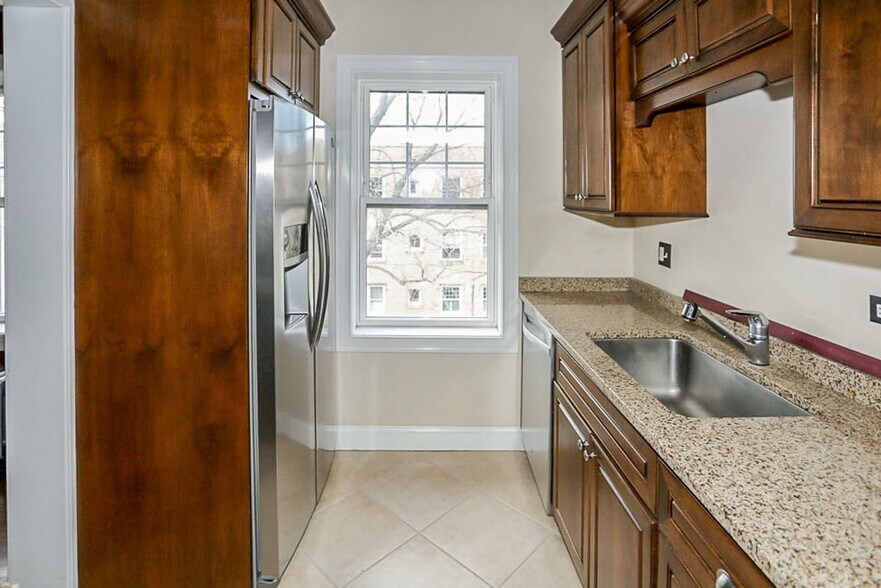 Building Photo - 4836 N Paulina St
