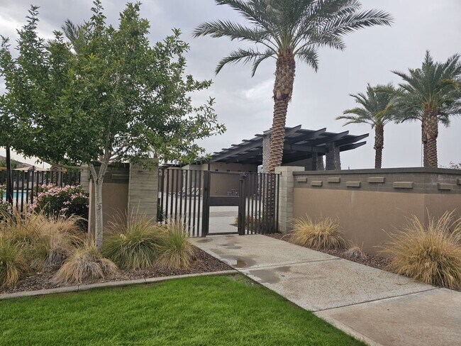 Building Photo - 5 BEDROOM 4 BATH SINGLE FAMILY HOME