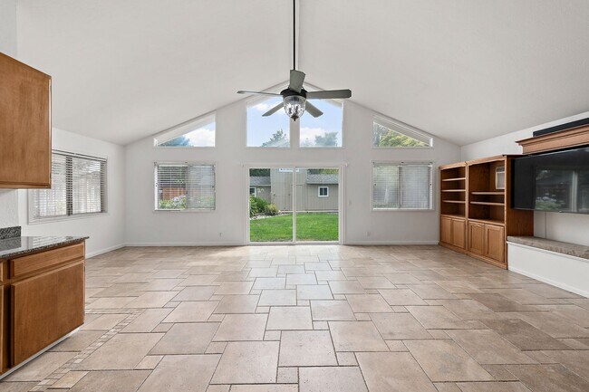 Building Photo - Spacious Single-Family Home in Great Location!