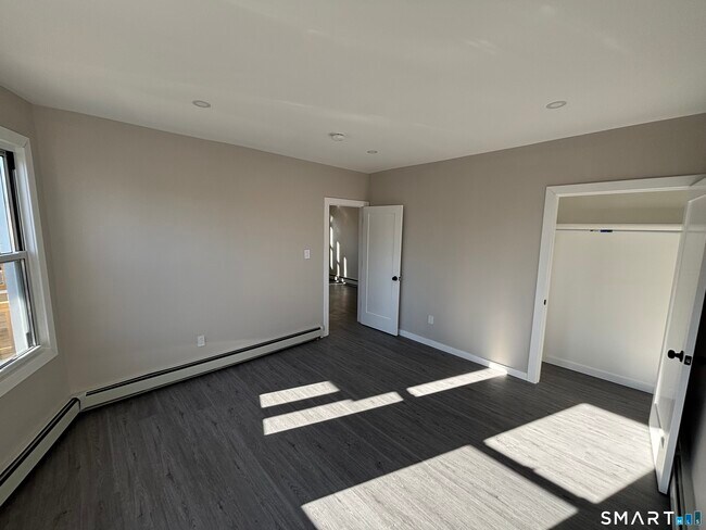 Building Photo - 82-86-86 Waldorf Ave