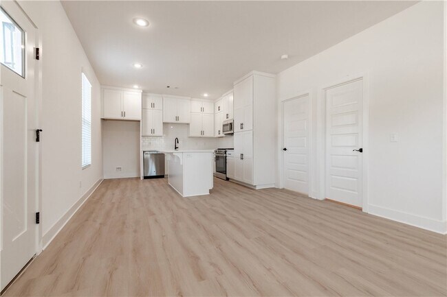 Building Photo - 1664 N Leverett Ave