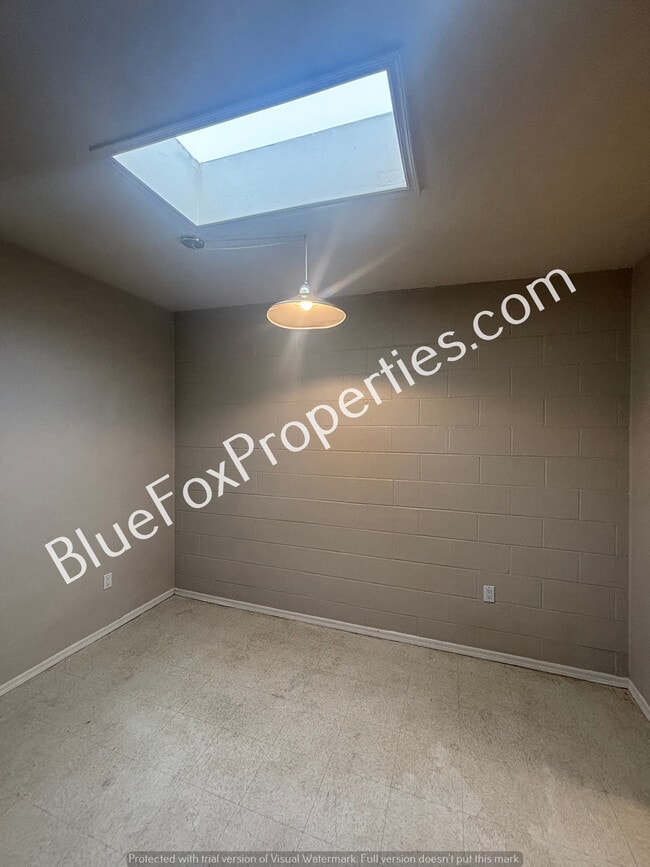 Building Photo - 110 W Delano St