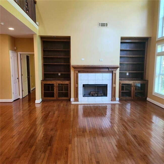 Building Photo - 635 Syreeta Ln