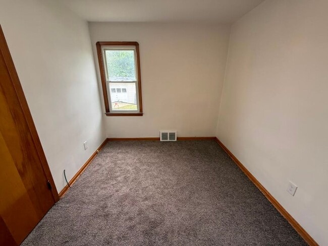 Building Photo - 16011 Maplewood Ave