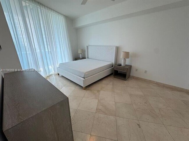 Building Photo - 18101 Collins Ave