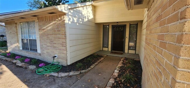 Building Photo - 16755 Maplemont Dr