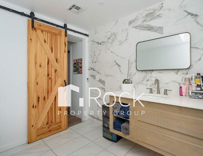 Building Photo - Contemporary 2 Bedroom plus Office/Bonus Room with Loft near Uptown and Plaza Districts   ~One Mo...