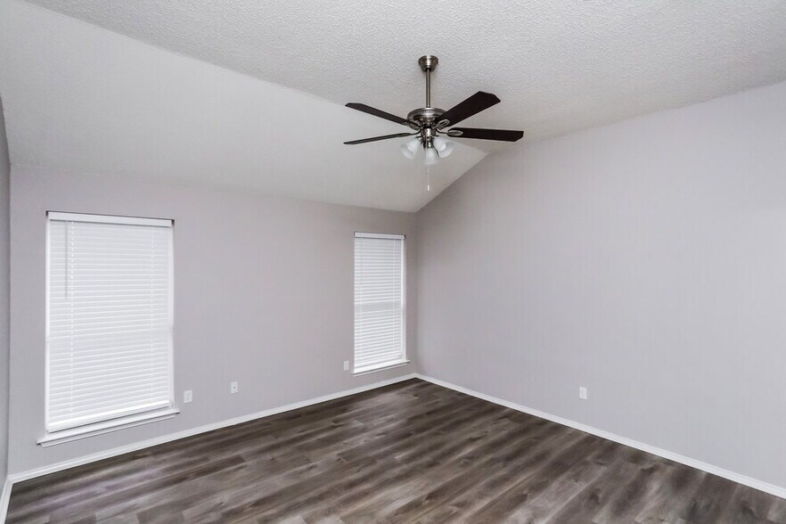 Building Photo - 2508 Helen Ln