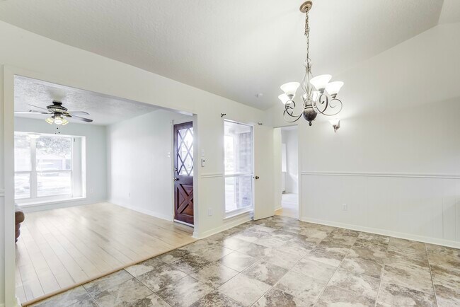 Building Photo - 3811 Bennett Dr