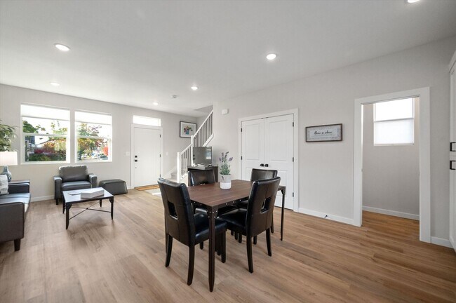 Building Photo - Move In Special Up to 3 Months Free- Newbe...