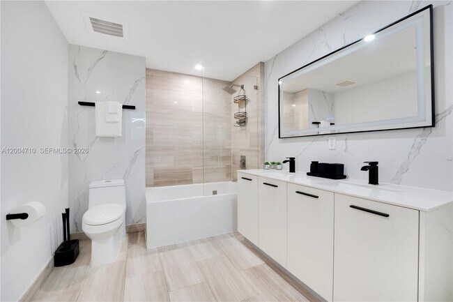 Building Photo - 1300 Brickell Bay Dr