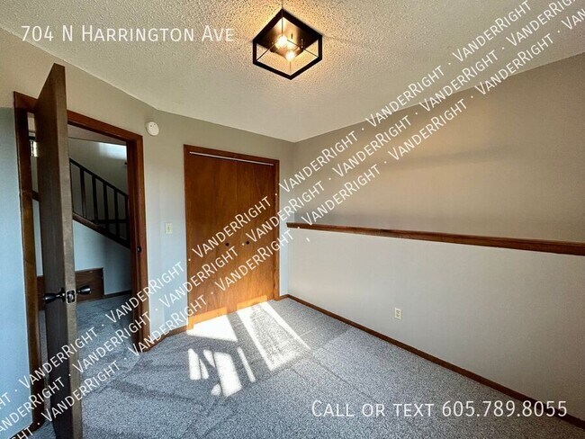 Building Photo - 704 N Harrington Ave
