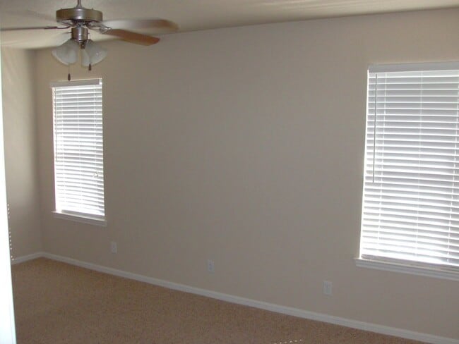 Building Photo - Adorable 2 Bed/2 Bath Duplex in Trimmier Estates!