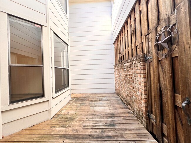 Building Photo - 727 Bunker Hill Rd