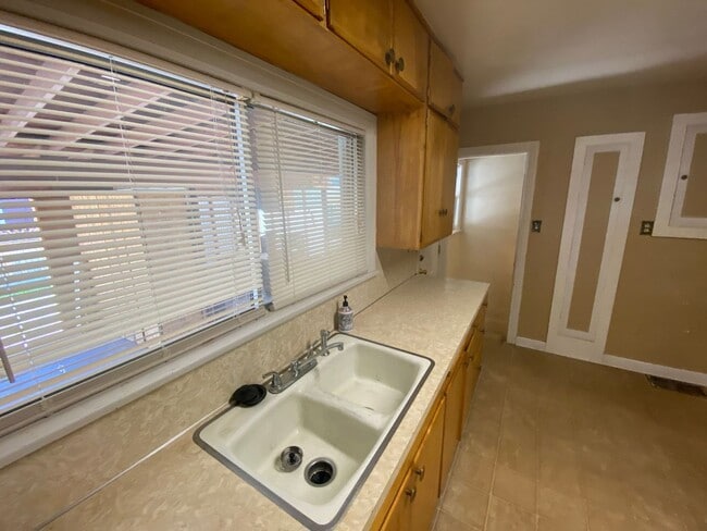 Building Photo - 3 bed 1.5 bath - Single Family Home - Pet ...
