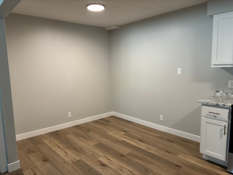 Building Photo - 1646 W 42nd St