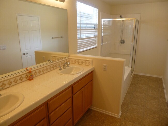 Building Photo - Lovely 3 story Home at Autumn Glen with Bonus Room