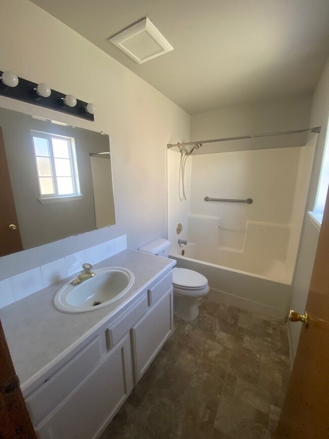Building Photo - Beautiful Rental in The Ridge