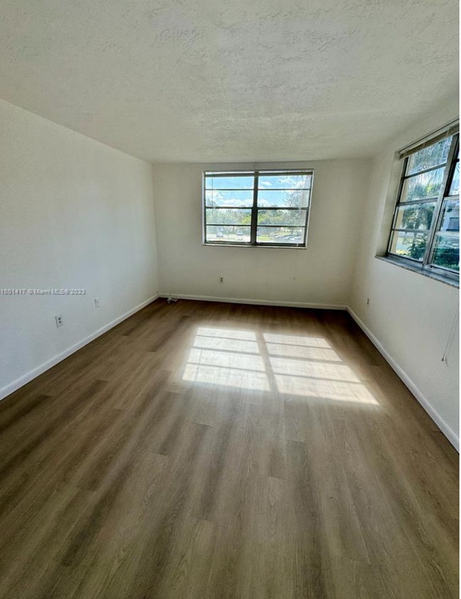 Building Photo - Apartment Ready for move in
