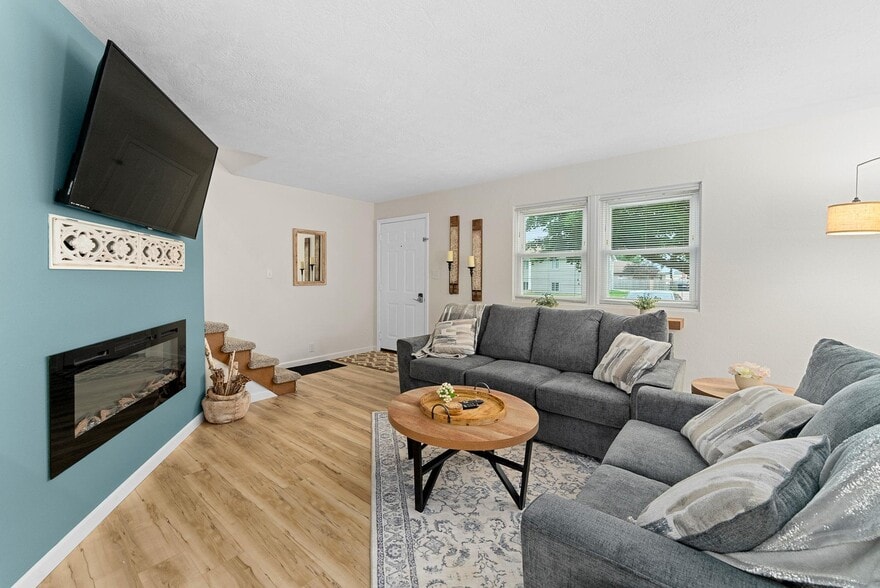 Building Photo - 1304 E Sylvan Cir