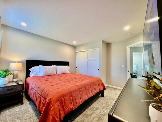 Building Photo - Fully Furnished Executive Miamisburg Home
