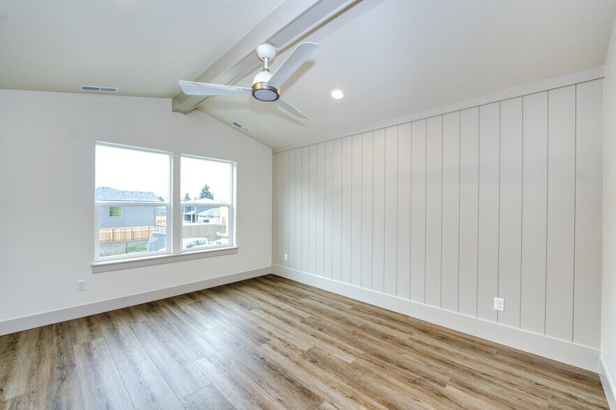 Building Photo - 1321 Oppek St NE