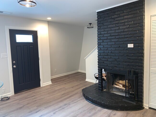 Living room - 932 E Washington St