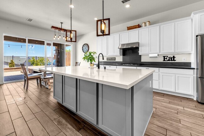 Building Photo - Beautiful Three Bedroom with Mountain V...