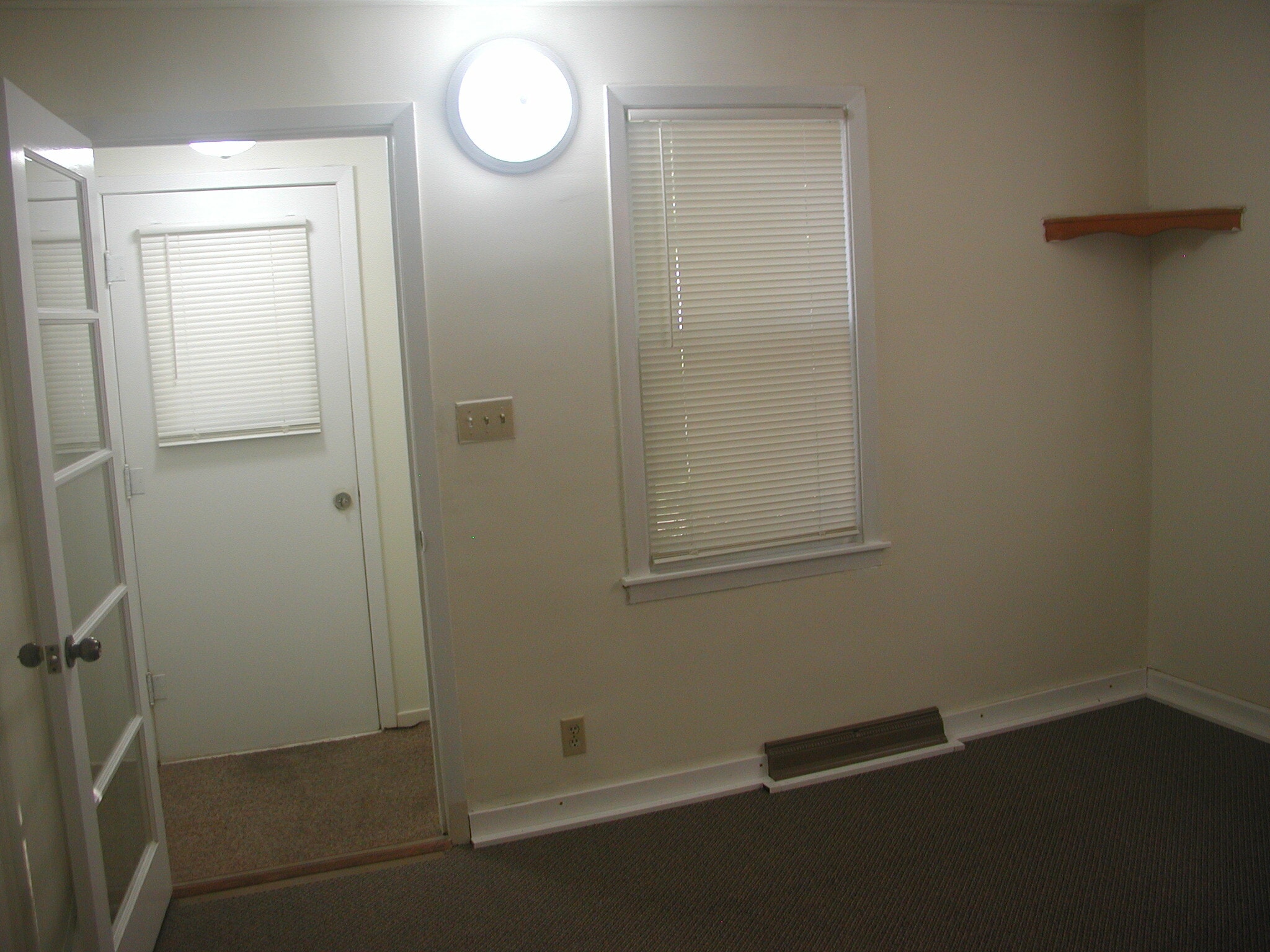 Building Photo - 241 E Ronning Ave