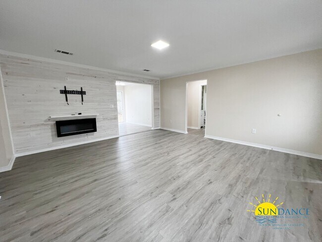 Building Photo - Custom upgrades in this beautiful Crestview home!