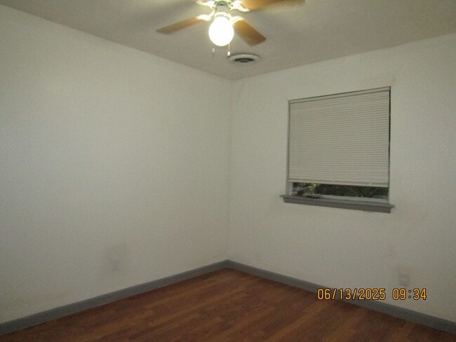 Building Photo - 1329 SE Clover Ln