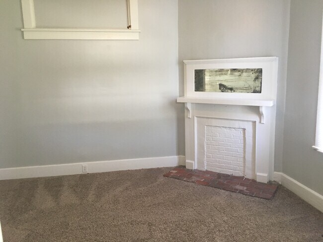 Building Photo - HABERSHAM STREET APARTMENT!