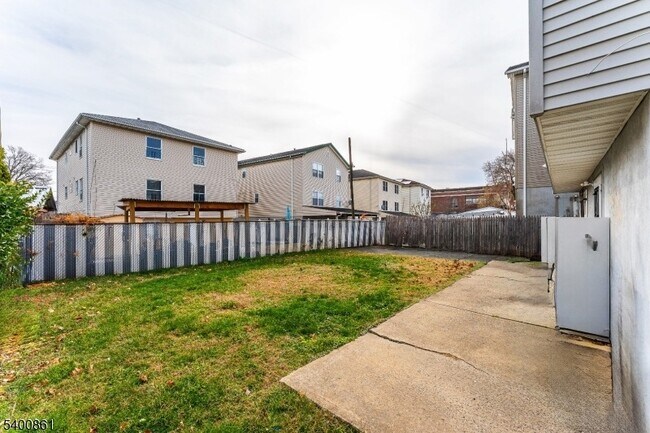 Building Photo - 466 Lidgerwood Ave