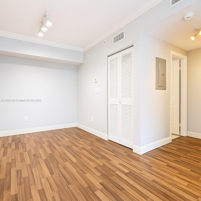 Building Photo - 100 SW 117th Terrace
