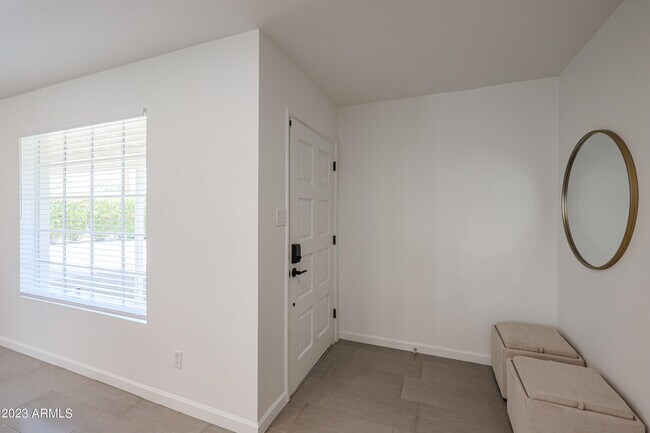 Building Photo - 901 W Berridge Ln