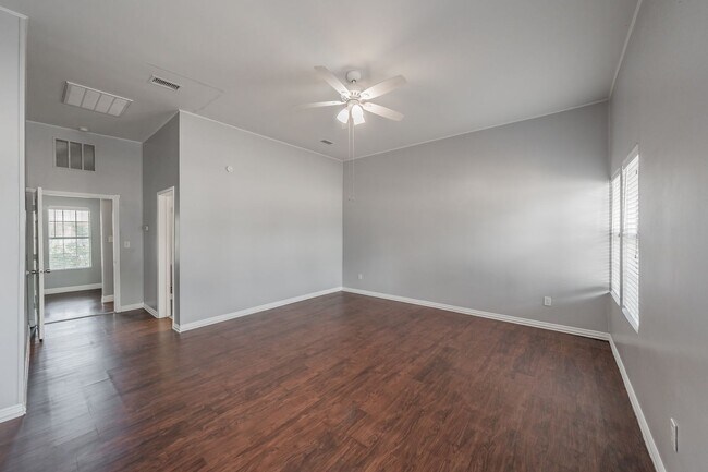 Building Photo - 401 S Anglin St