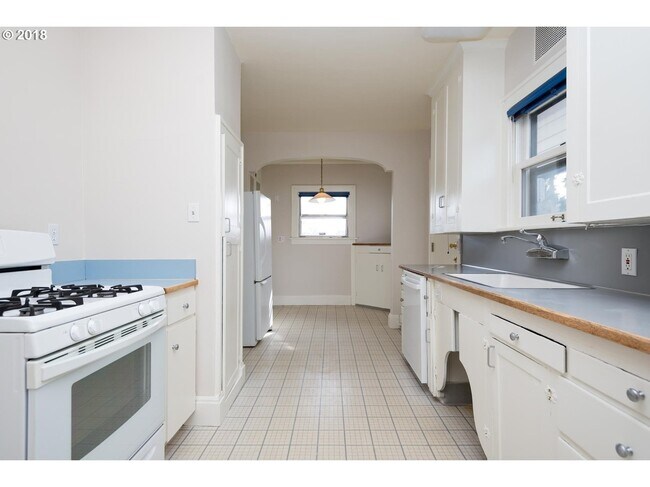 Building Photo - Hollywood District Home - 3 Bdrm 2 bths, 2290 sq. ft.