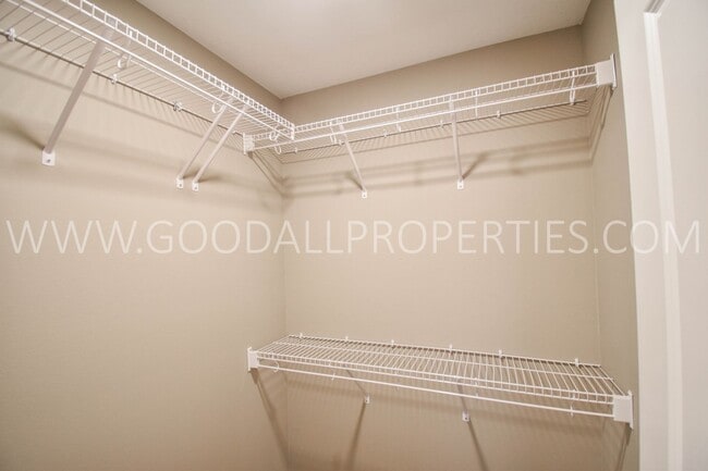 Building Photo - 4 Bed 2.5 bath Ranch with Finished Basement!